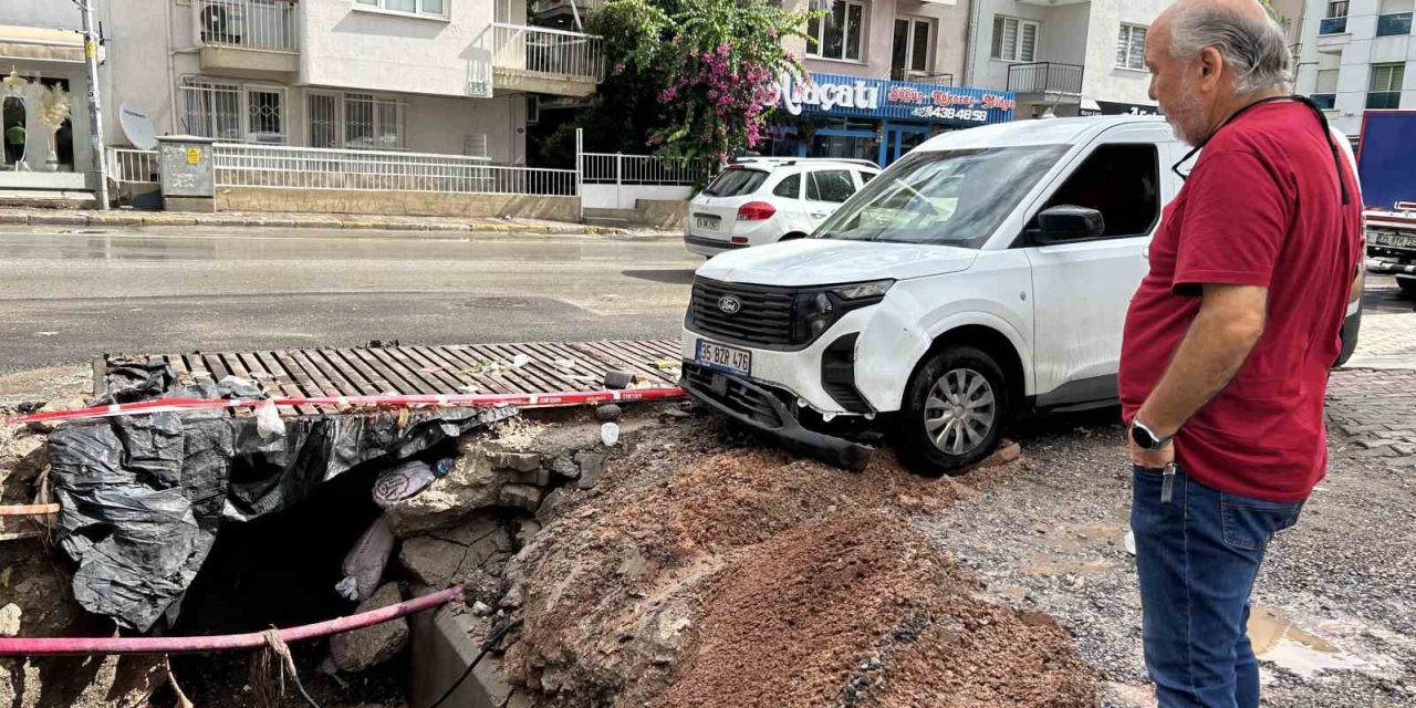 İzmir’i yaz sağanağı vurdu: 1 araç göçen yolun içine düştü