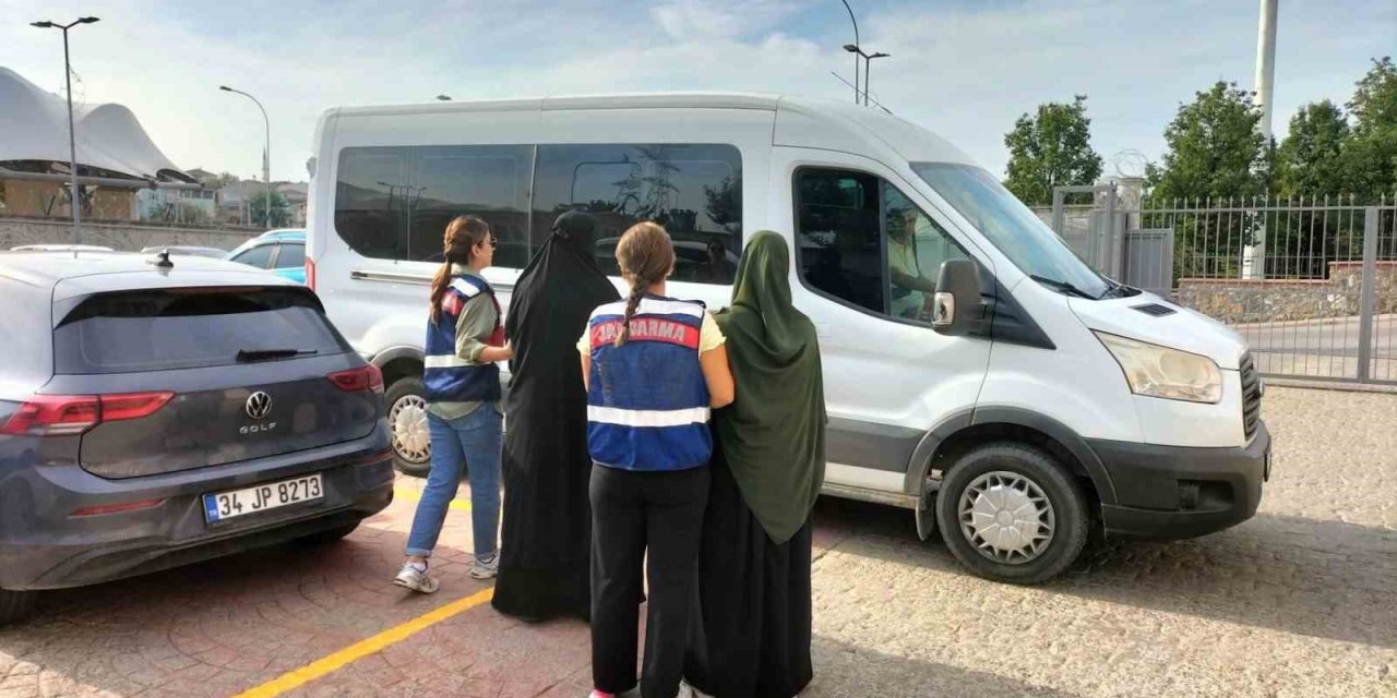 İzmir merkezli ‘terörizm finansmanı’ operasyonunda 2 tutuklama