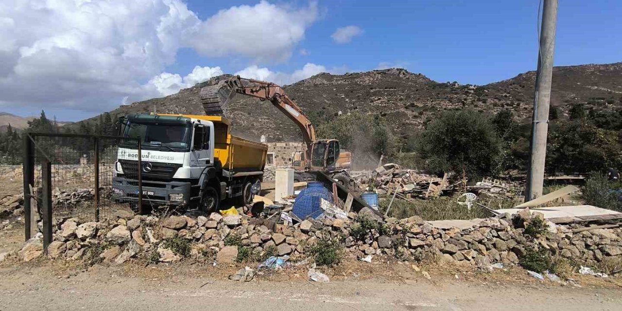 Kaçak barakayla eklentileri yıkıldı