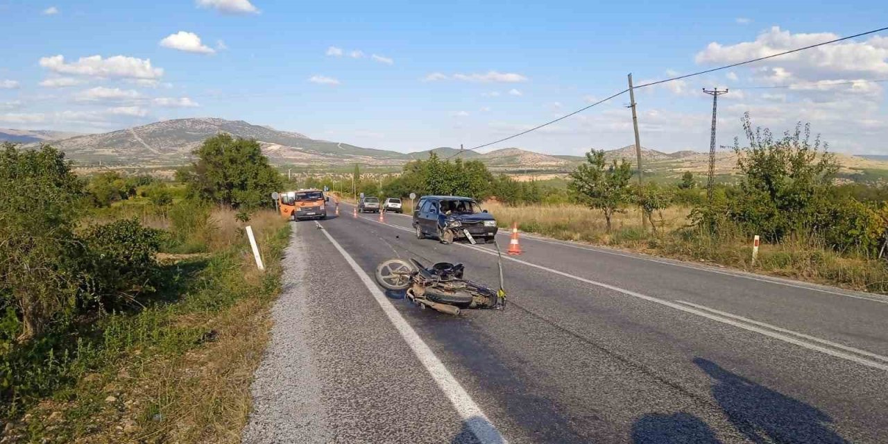 U dönüşü yaparken otomobilin çarptığı motosikletli öldü