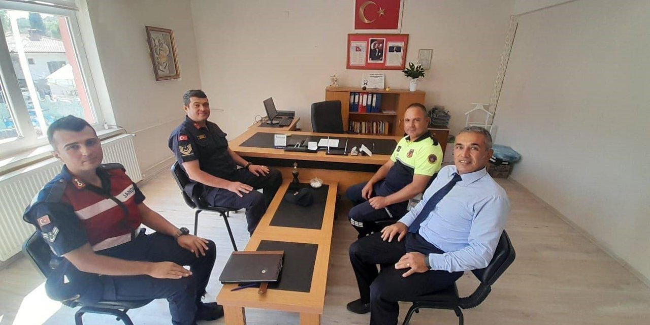 Jandarma ekipleri okullarda bilgilendirmelerde bulundu