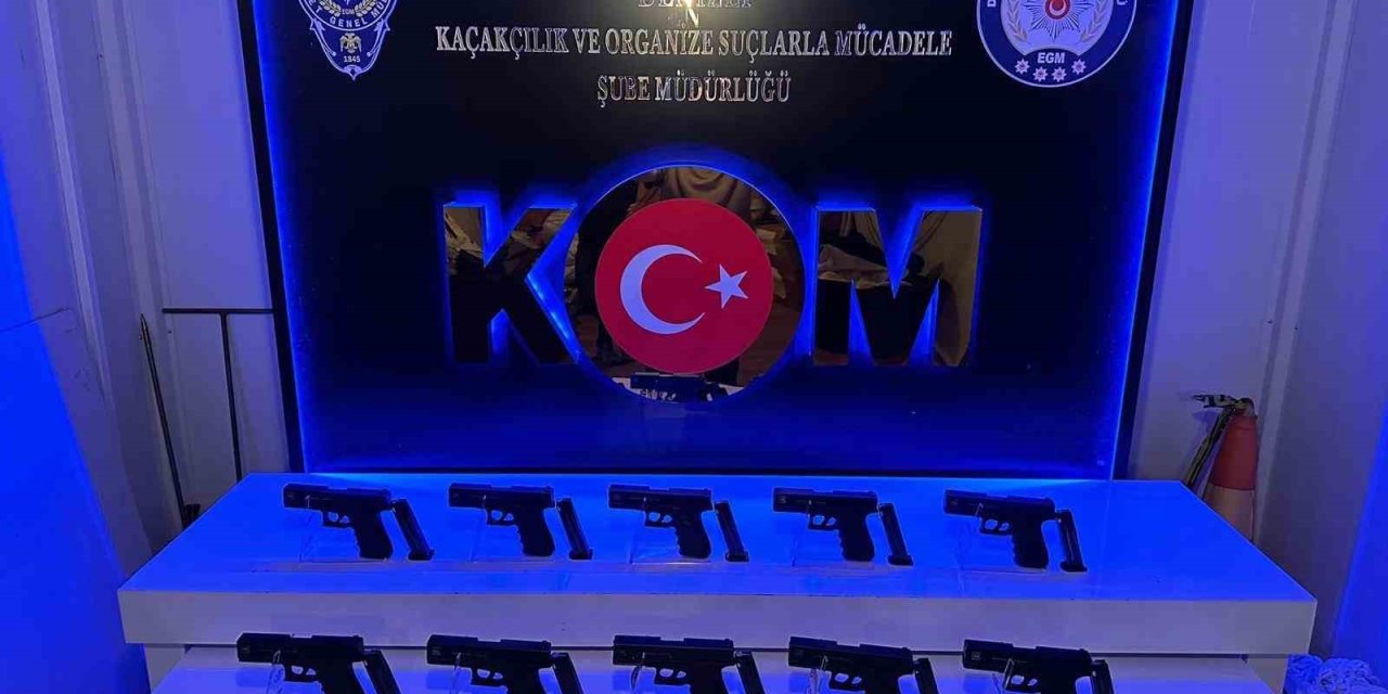 Denizli’de şüphelinin üzerinden ruhsatsız silah ve uyuşturucu haplar ele geçirildi