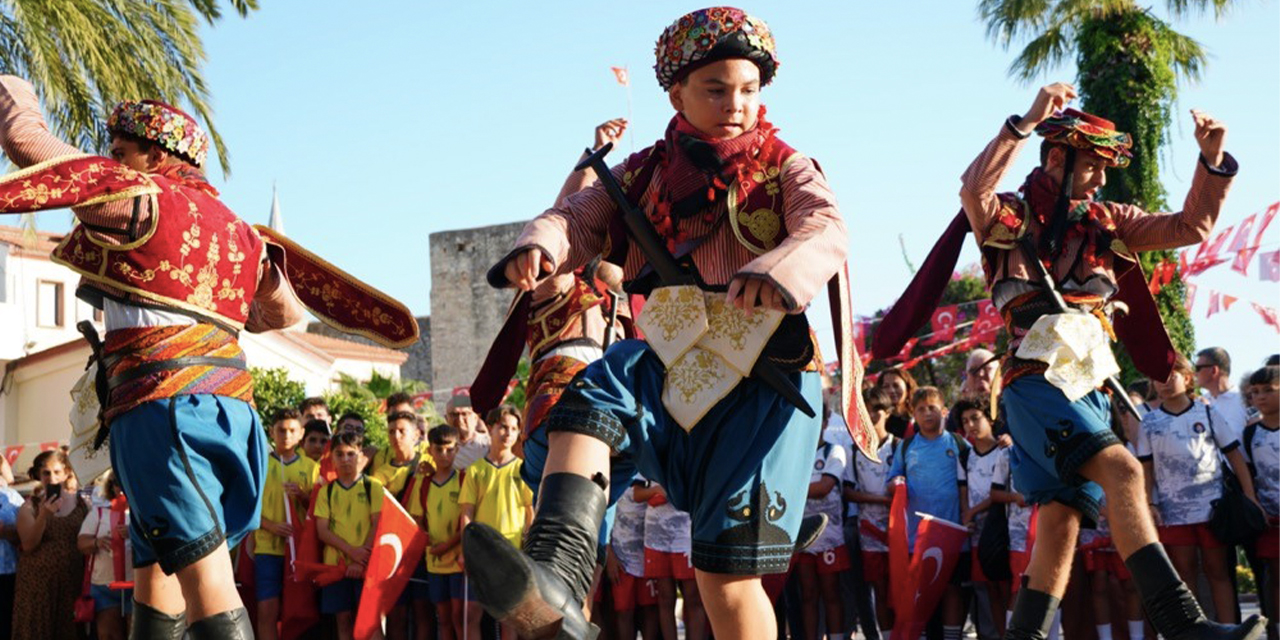 Çeşme Festivali “90’larda Çeşme” teması ile başladı