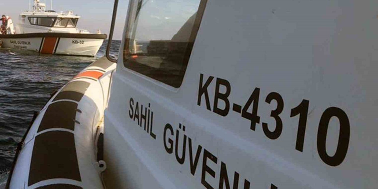 Tekneleri alabora olan ve deniz yüzeyinde bulunan 15 düzensiz göçmen kurtarıldı