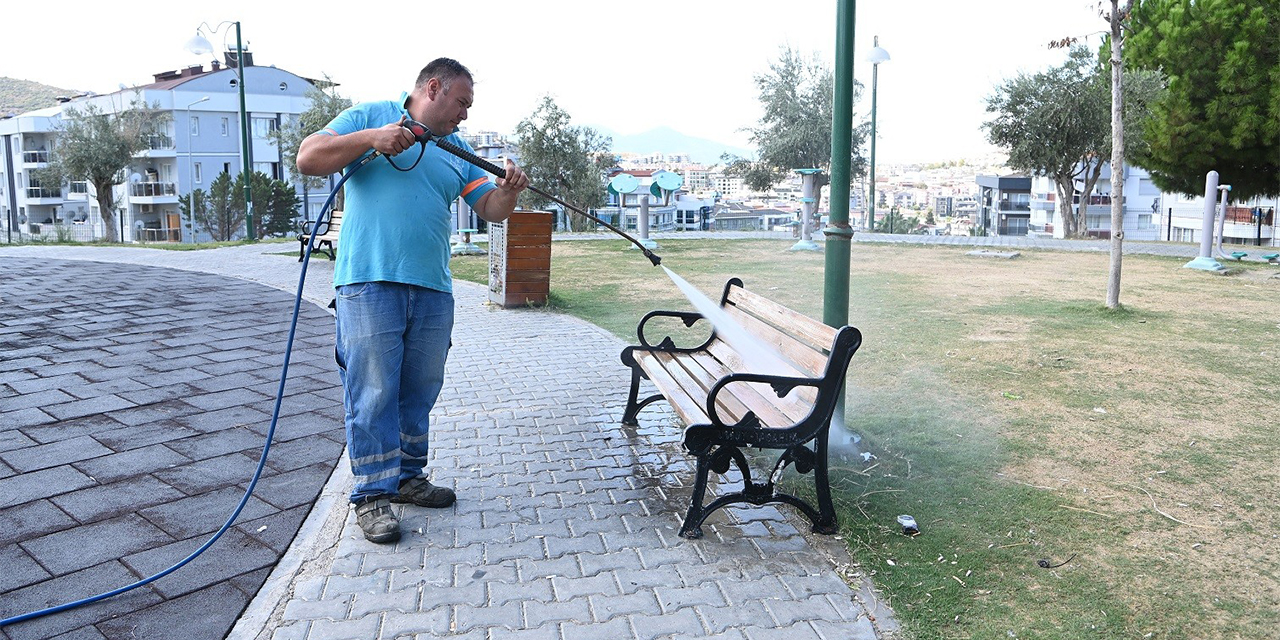 Kuşadası Belediyesi detaylı temizlik mesaisi ile köşe bucak hijyen sağlıyor