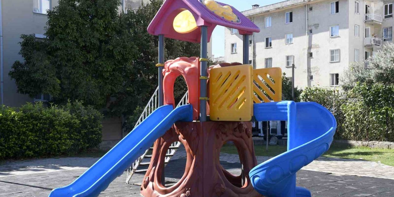 Kuşadası’nda çocuk parkındaki oyun grubuna zarar verildi