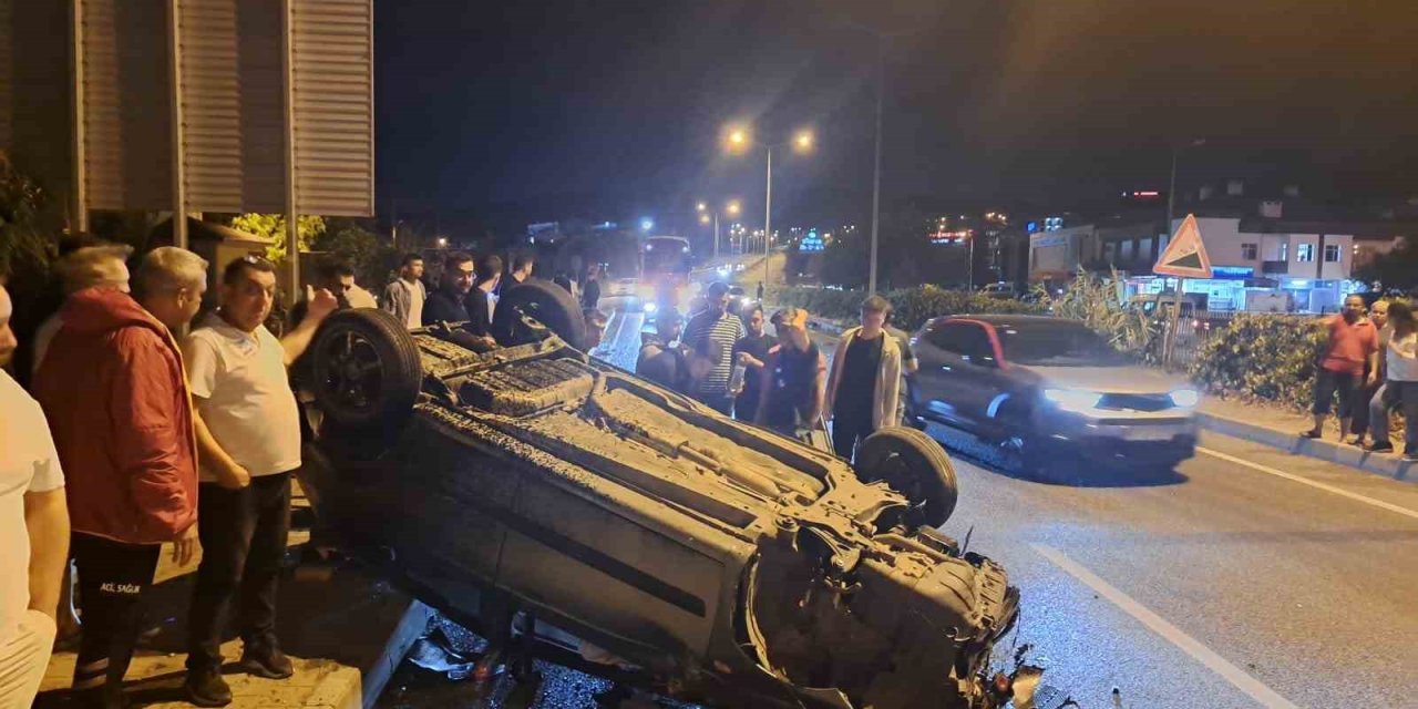 Direğe çarpan otomobil takla attı, sürücü kazayı yara almadan atlattı