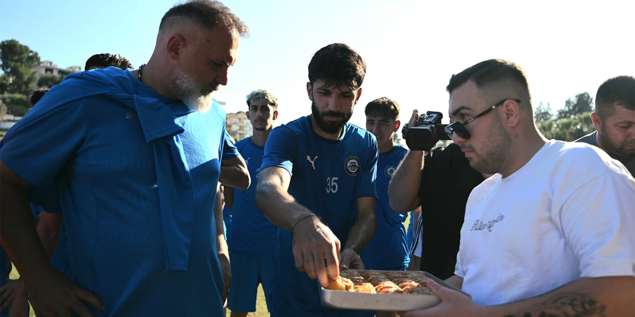Siyah-beyazlı futbolculara taraftarlardan moral dopingi
