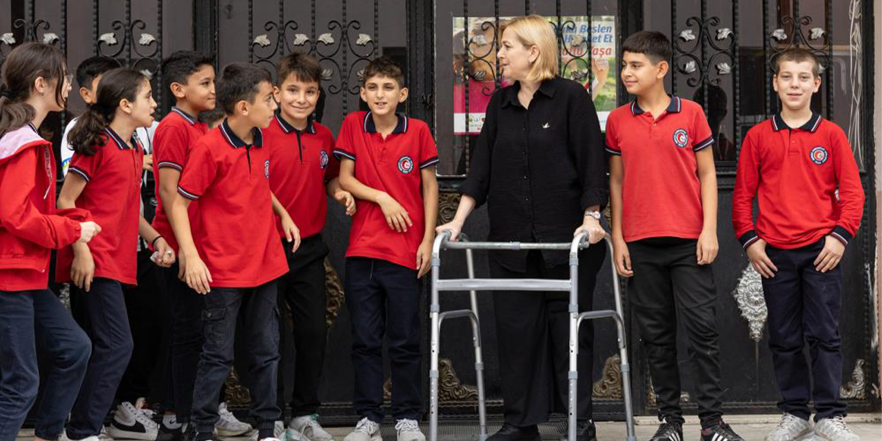 Enkazdan 25. saatte kurtulan Aslı öğretmen, çok sevdiği mesleğine geri döndü