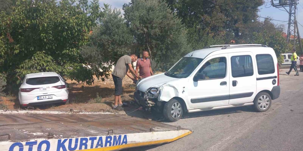 Ticari araçla çarpışan otomobil, bir evin bahçesine daldı