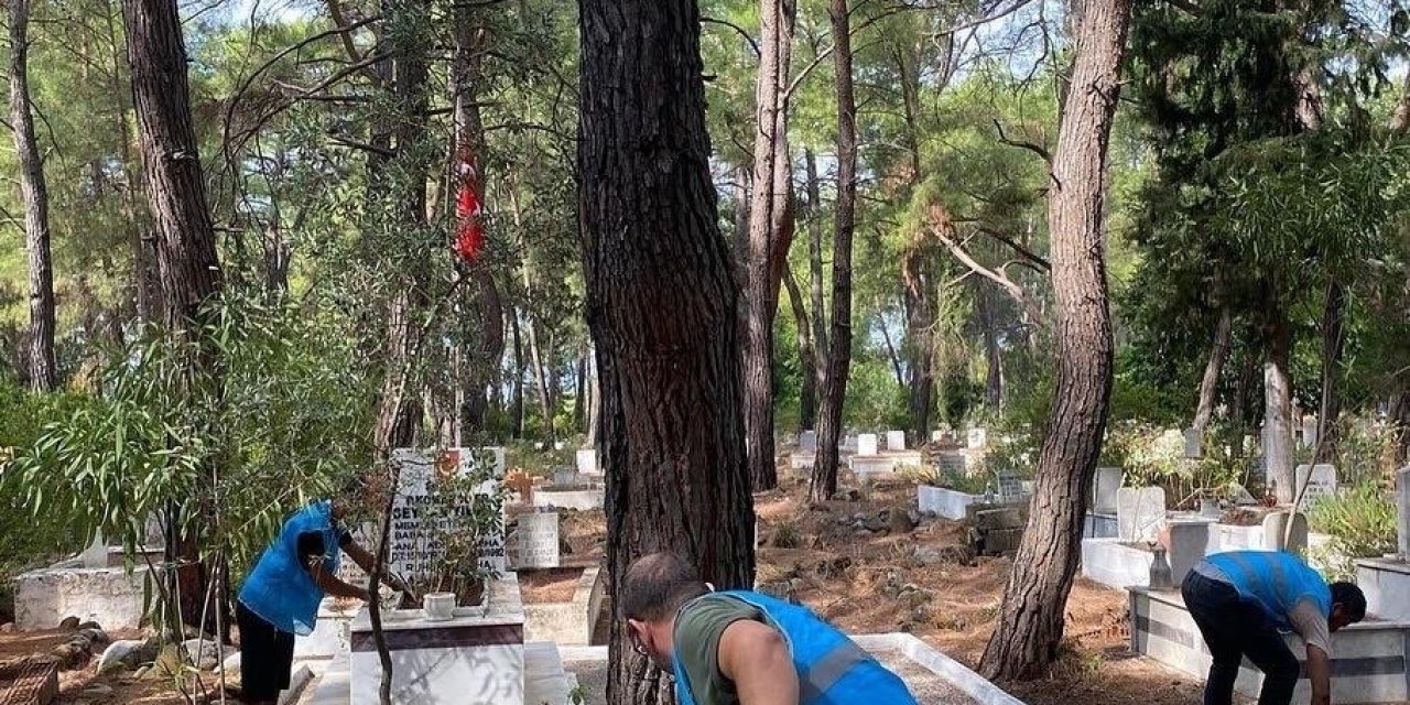 Muğla’da kamu hizmeti cezası alanlar şehit kabrini temizledi