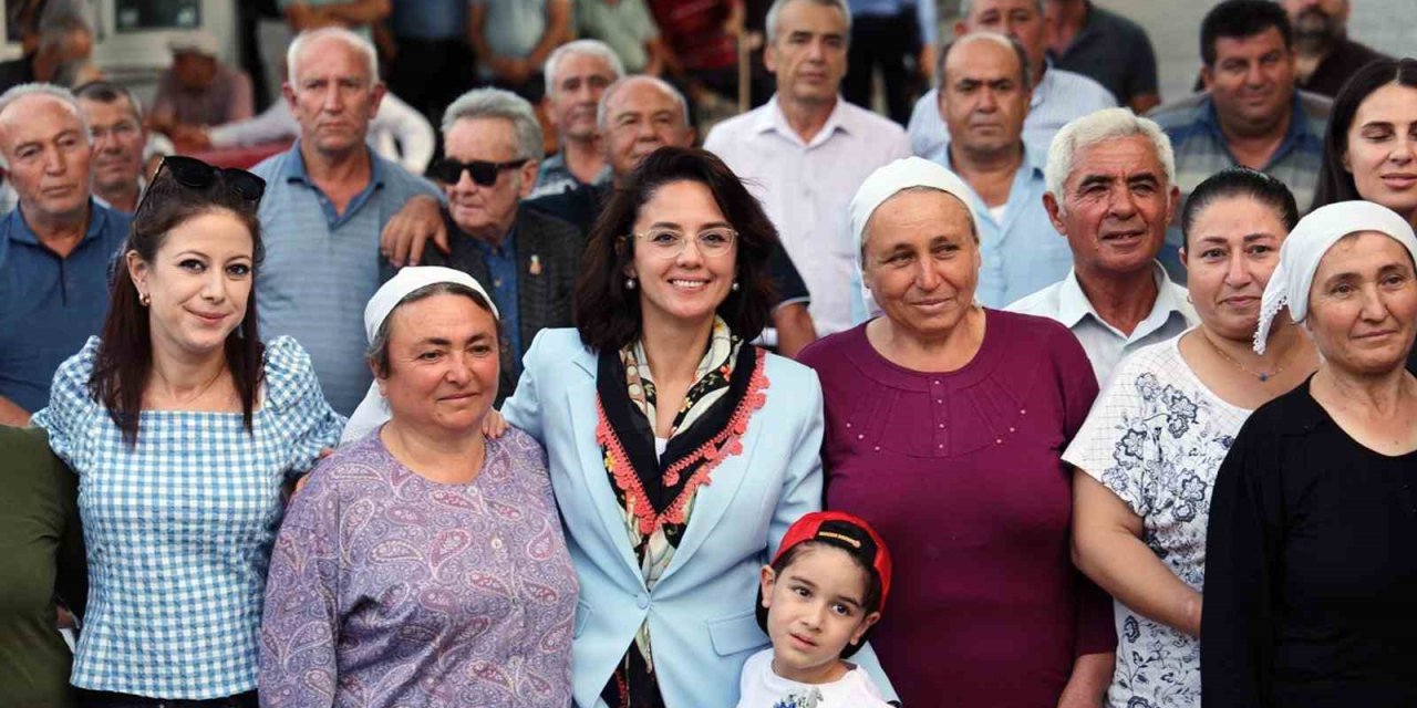 Başkanlar, mahallelerde çiçeklerle karşılandı