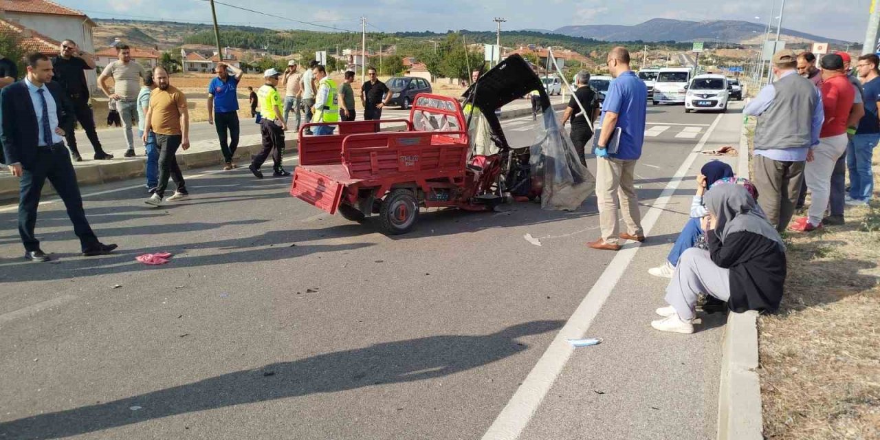 Yolun karşısına geçmek isteyen elektrikli motor sürücüsüne araç çarptı; 1 ölü