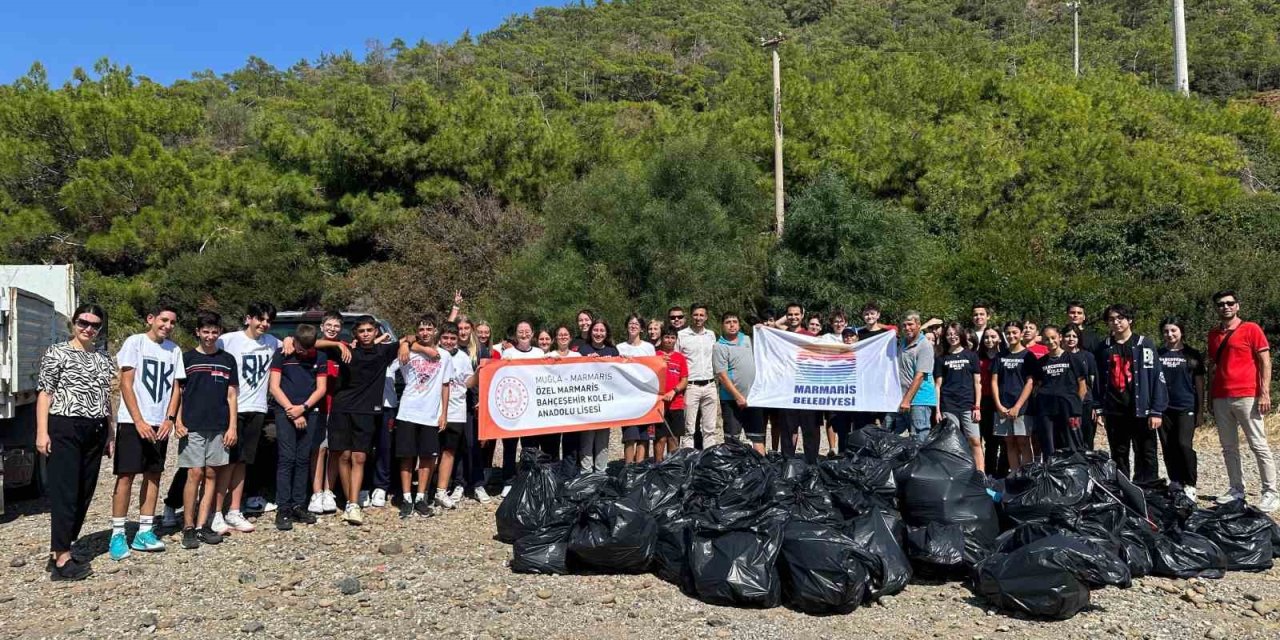 Marmaris Belediyesi ve öğrencilerden çevre temizliği