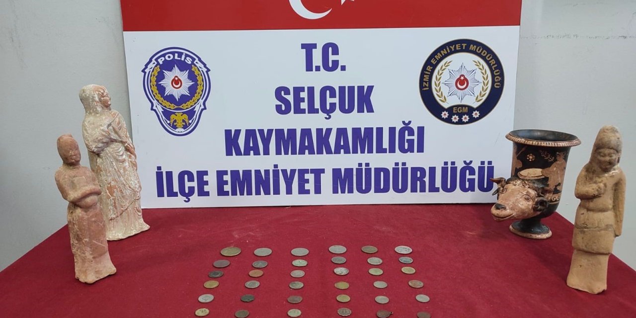 Selçuk’ta tarihi eser operasyonu: 4 heykel ve 36 sikke ele geçirildi