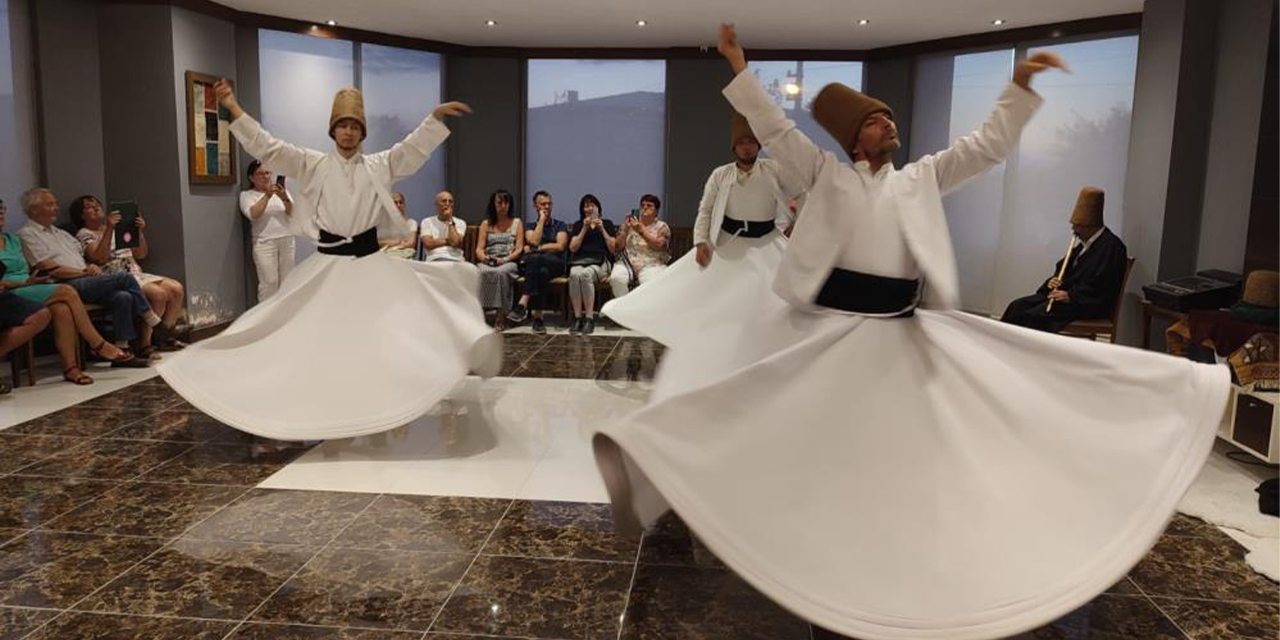 Alman ve Polonyalı turistler sema gösterisine hayran kaldı