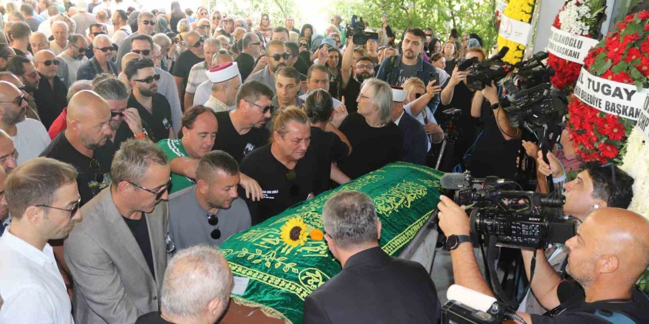 Metin Arolat’ın cenazesi İzmir’de gözyaşlarıyla uğurlandı