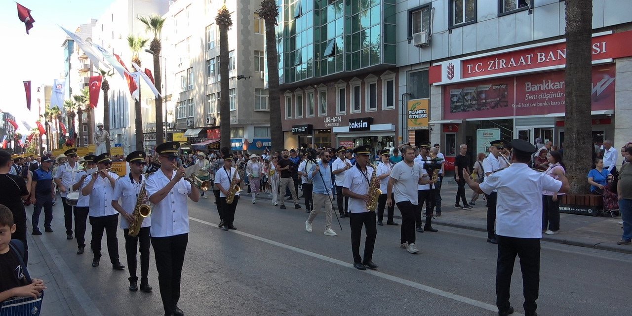 Denizli Uluslararası Tiyatro Festivali kortej ile başladı