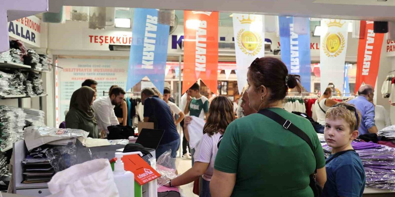 Veli dostu mağaza okul kıyafetinde indirim yapınca izdiham oluştu