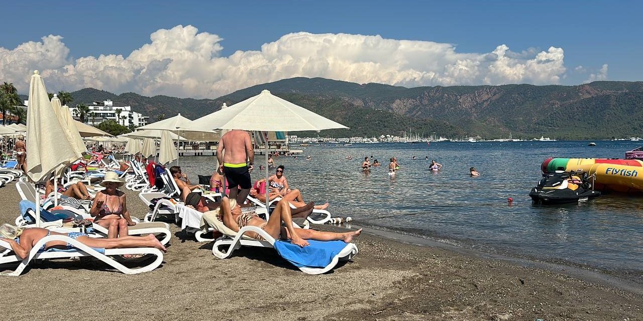 Denizin keyfini turistler çıkarıyor