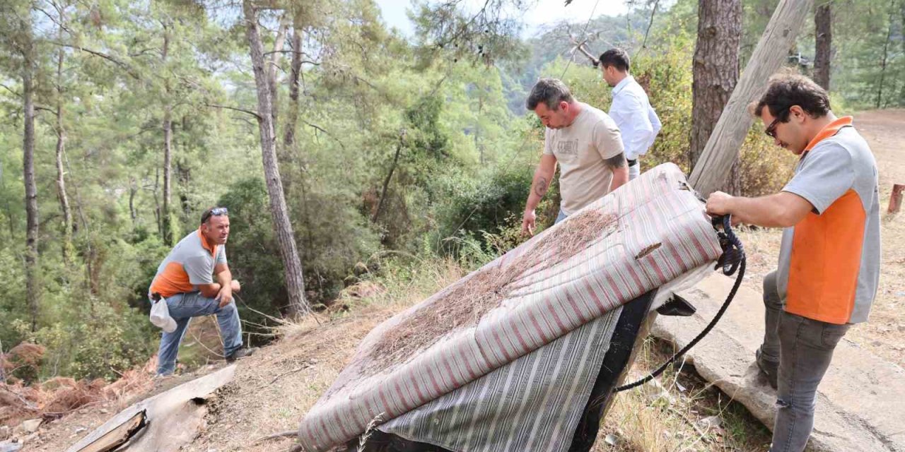 Marmaris Belediyesi’nden karayolu kenarında temizlik çalışması
