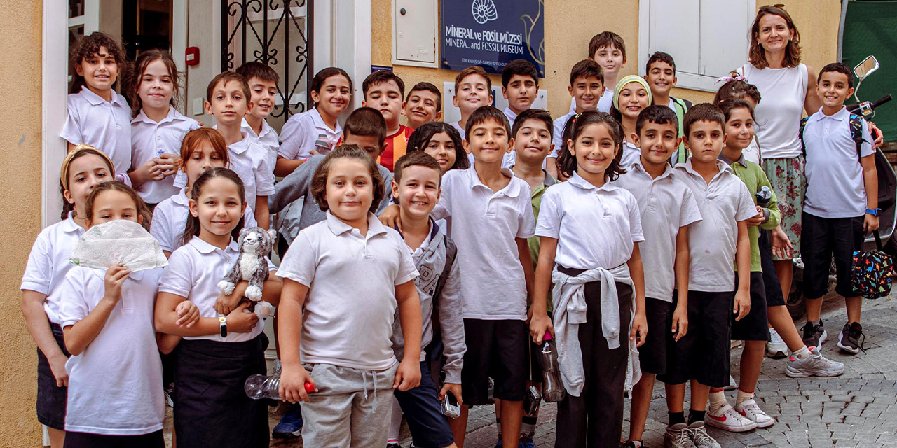Kuşadası Belediyesi’nin ödüllü müzesi öğrencileri misafir etti