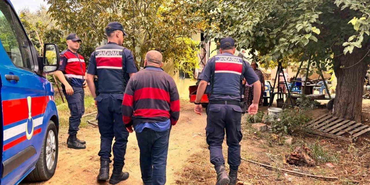 Jandarma kayıp şahsı bularak ailesine teslim etti