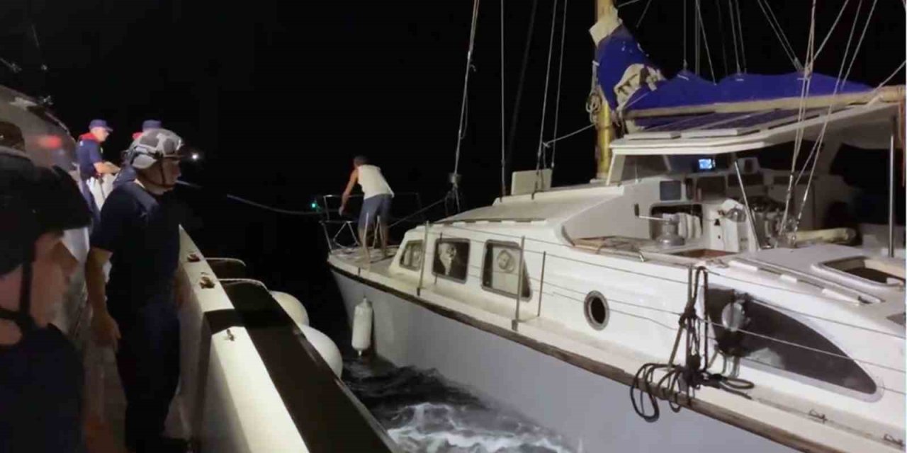 Yelkenli teknede 81 düzensiz göçmen ve 2 göçmen kaçakçısı yakalandı