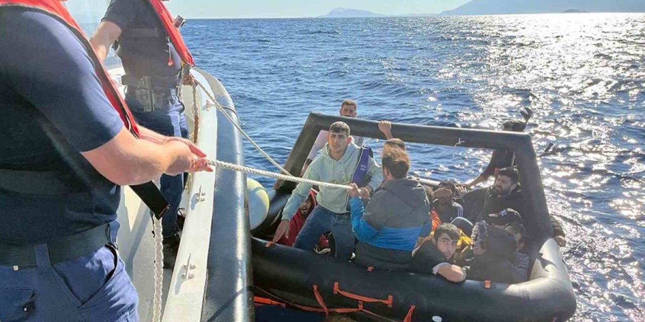 Yunanistan’ın geri ittiği 13 düzensiz göçmen kurtarıldı