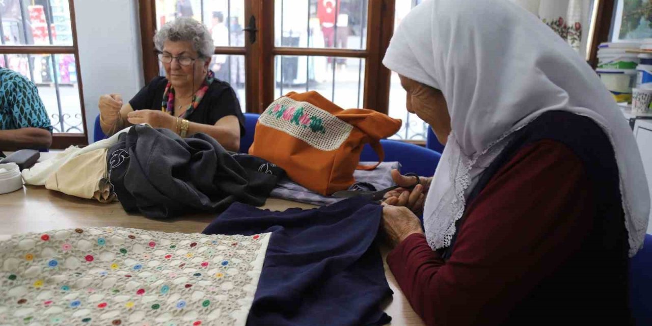 100 Yaş Evi’nde “Geri Dönüşüm” Atölyesi ile eskiler yenilenerek değerleniyor