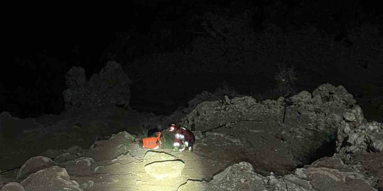 Marmaris’te uçurumda mahsur kalan 2 kişiyi itfaiye ekipleri kurtardı
