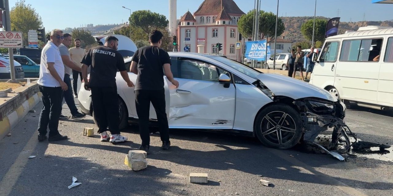 Otomobil, motosiklete çarpıp karşı şeride geçti