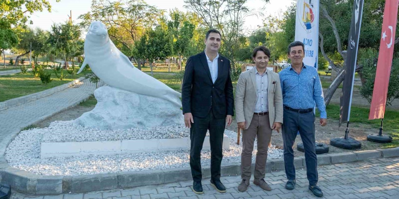 Sargerme’ye nesli tehlike altında olan ’Keşiş Foku’ heykeli