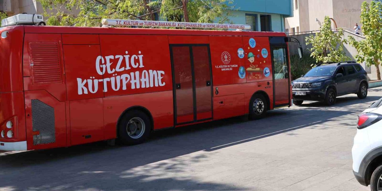 Aydın’daki gezici kütüphaneden  Atilla Koç’un ismi silindi