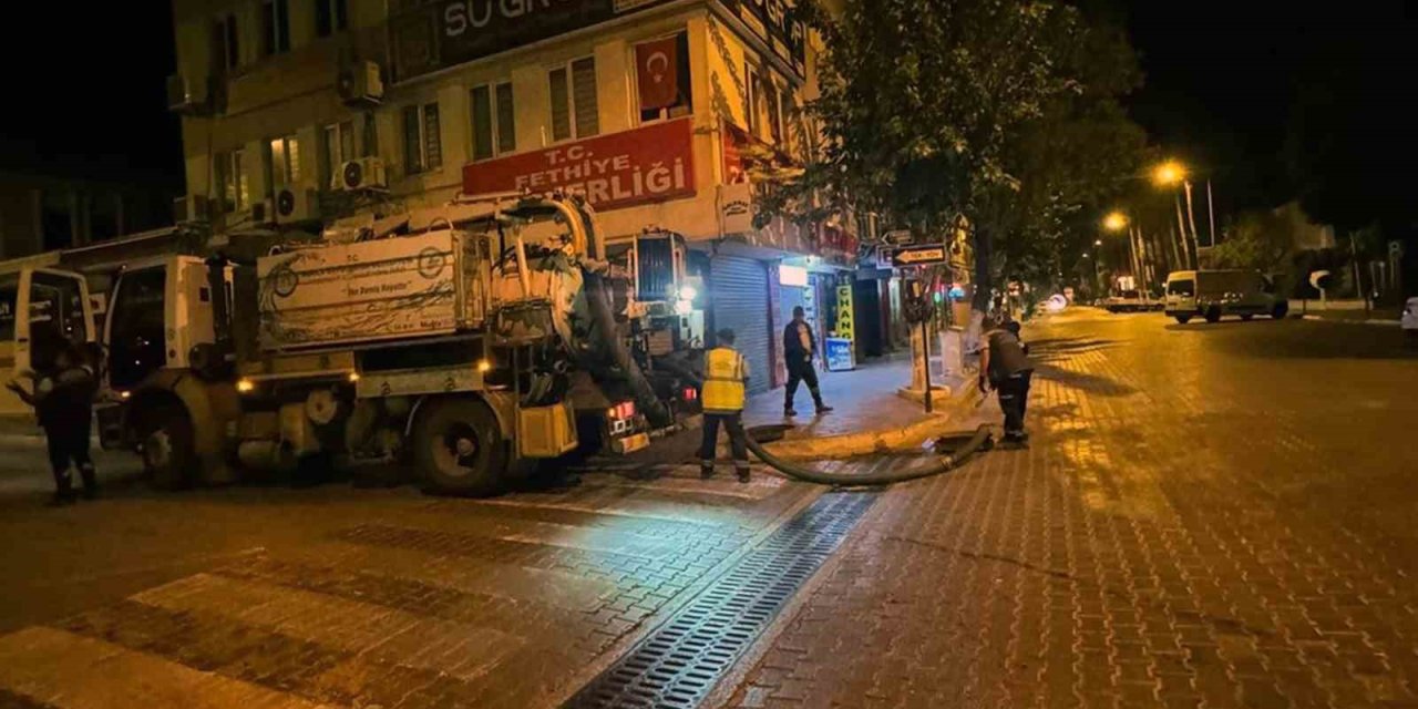 Fethiye’de yağmursuyu hatları taşkınlara karşı temizleniyor