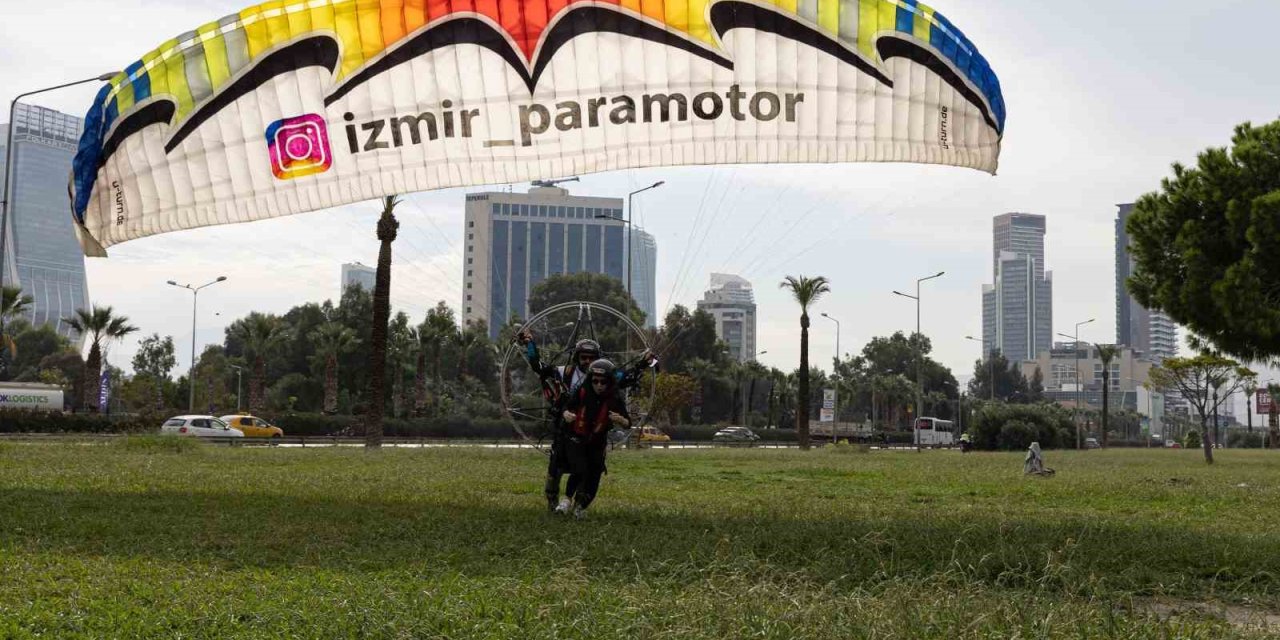 İzmir Körfezi’nde paramotor keyfi