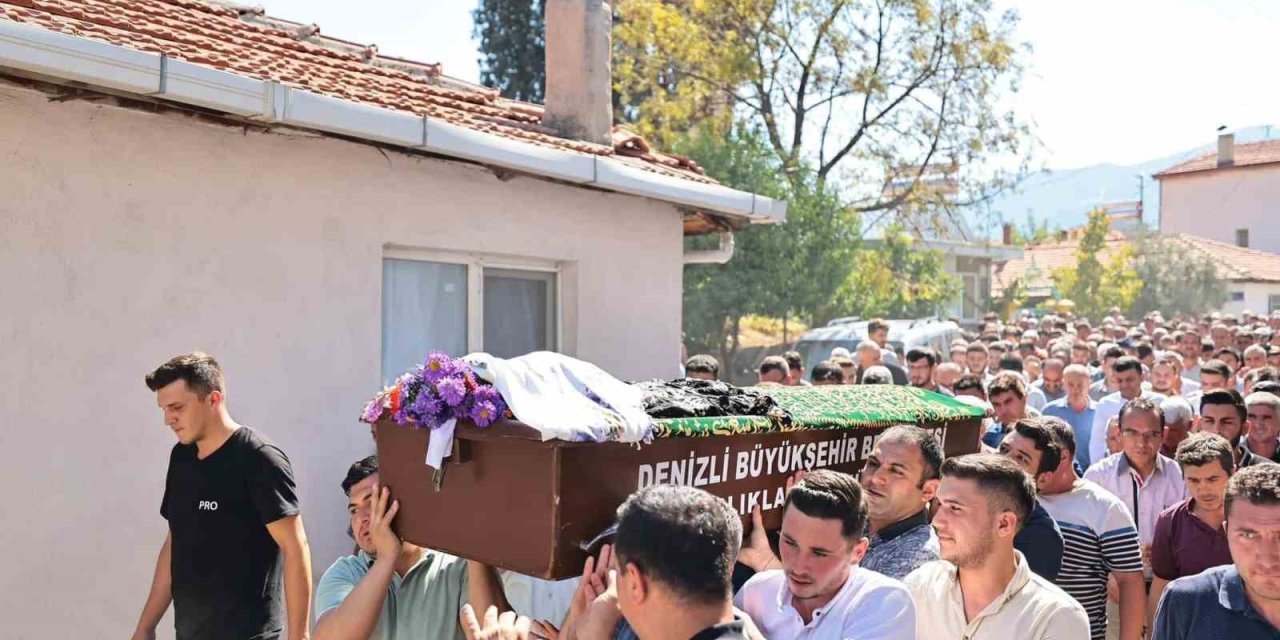 Kazada ölen genç kız son yolcuğuna uğurlandı
