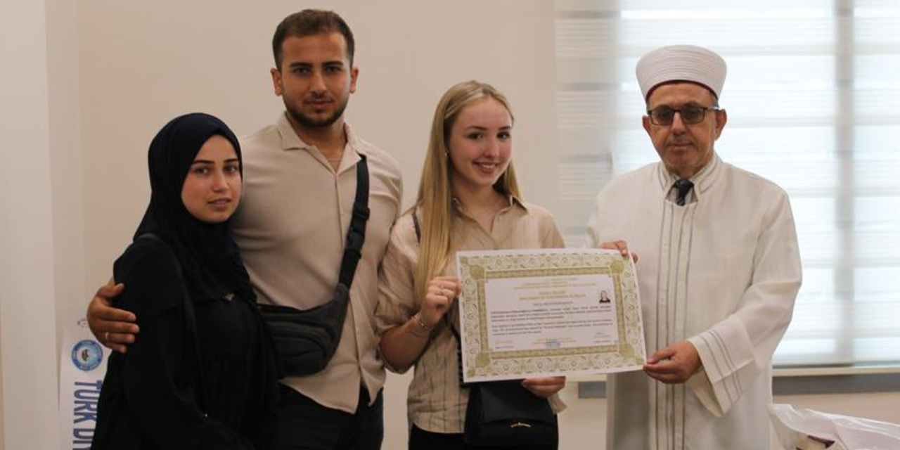 Hollandalı genç kız Müslüman oldu