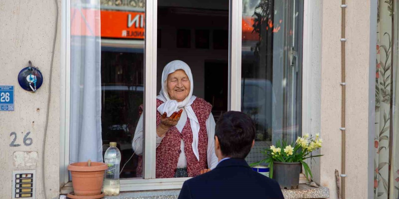 Başkan Ünlü: "Büyüklerimize yaşamın ağırlığını hissettirmeyelim"