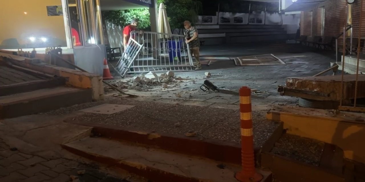Kontrolden çıkan araç okul kapısını kırıp içeri girdi: 3 yaralı