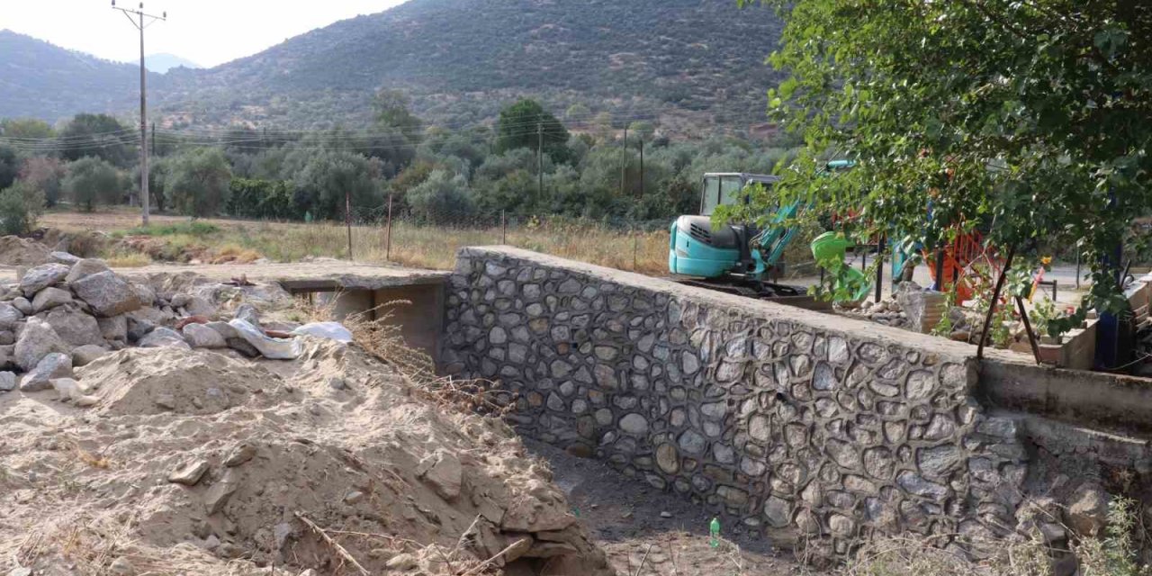 Teke Deresi su yolu, istinat duvarı ile güçlendirildi