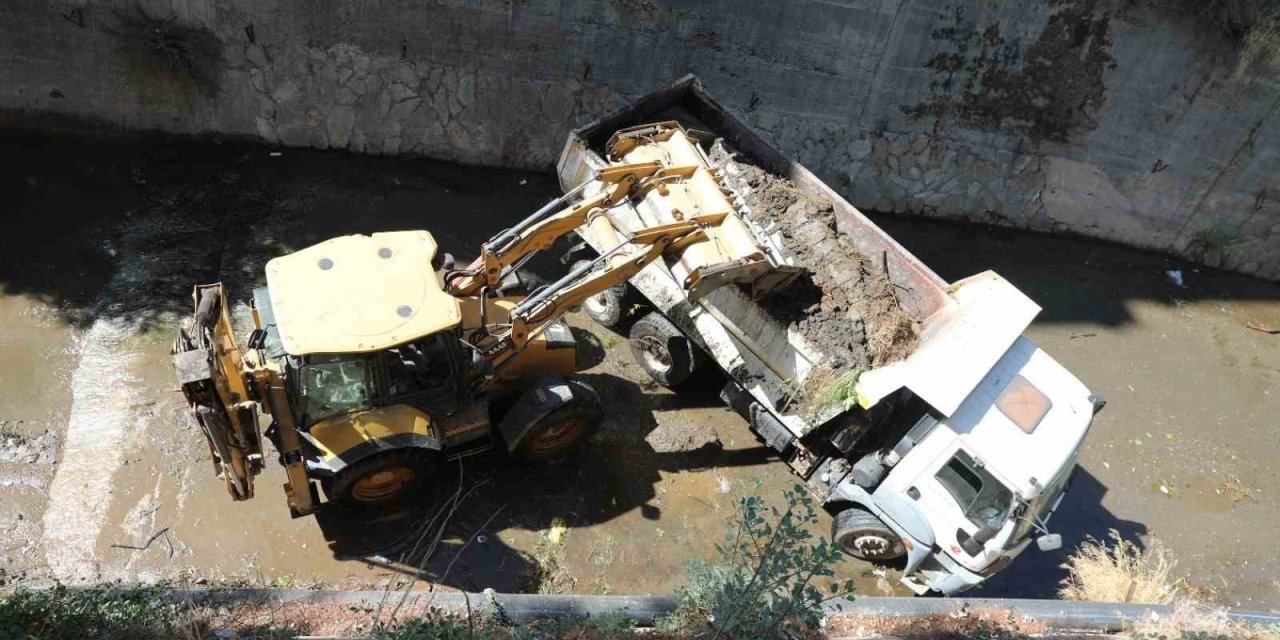 Tabakhane Deresi’ndeki temizlik çalışmaları mahalle halkını memnun etti