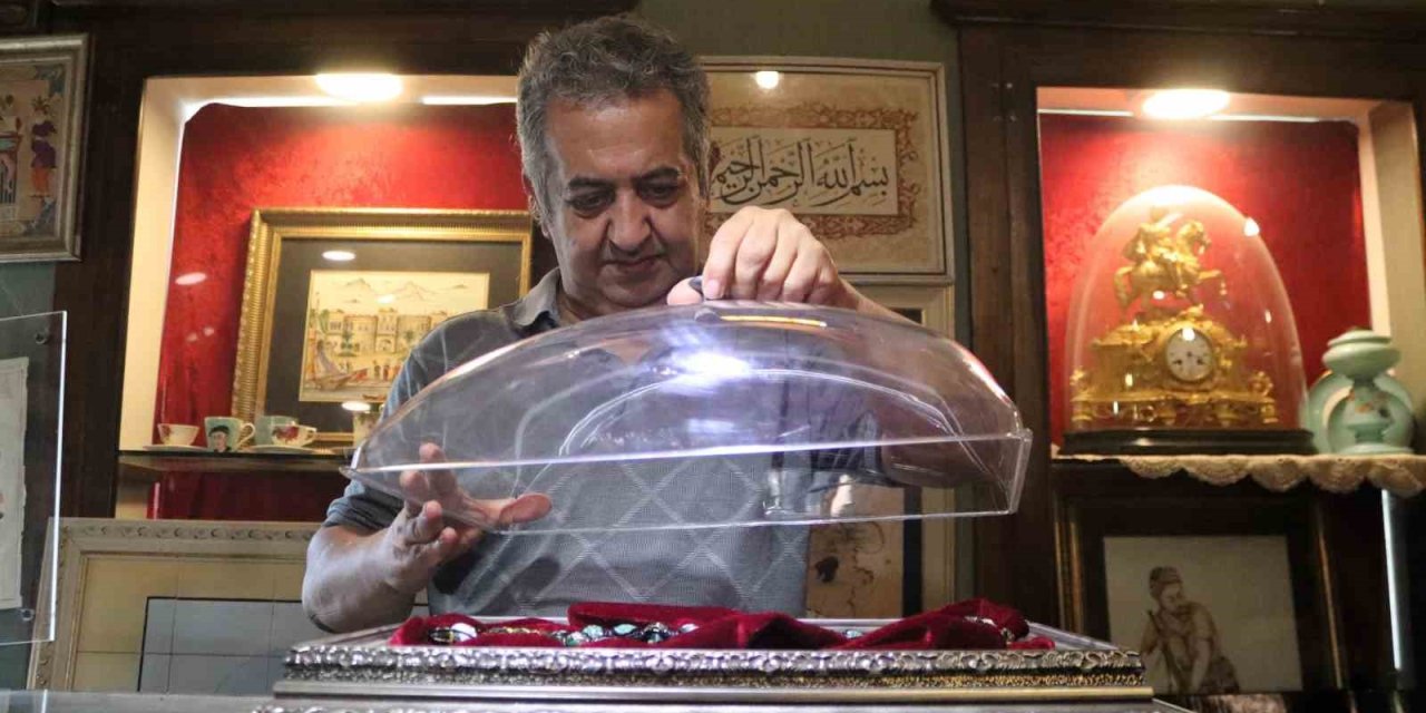 Tespih tanelerine Kuran-ı Kerim’i ve Osmanlı padişahlarını işliyor