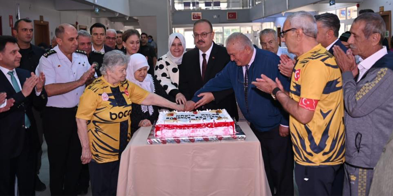 Aydın Valisi Canbolat, huzurevi sakinleriyle bir araya geldi