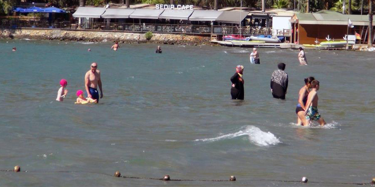 Deniz, kum, güneş keyfi devam ediyor