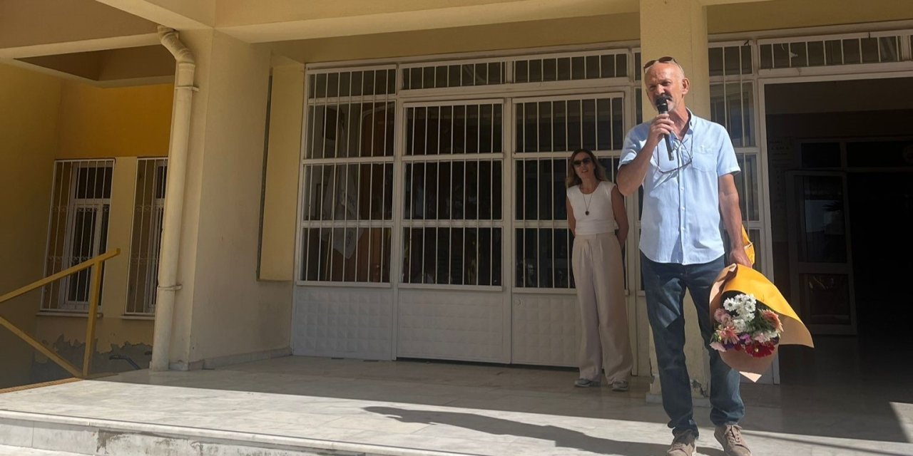 İzmir’de 48 yıllık öğretmene duygusal veda