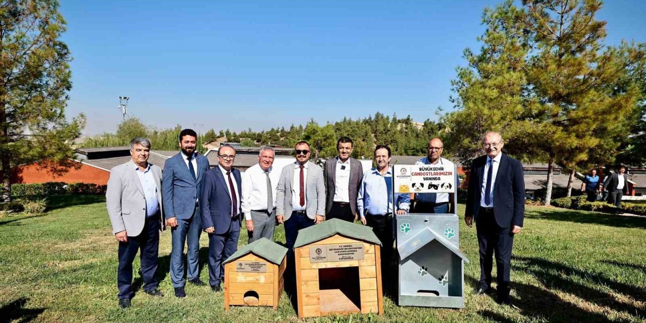 Başkan Çavuşoğlu can dostları unutmadı