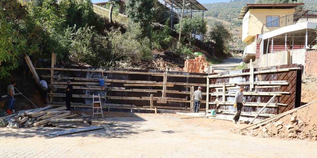 Hisarcık’ta köy meydanı genişletiliyor