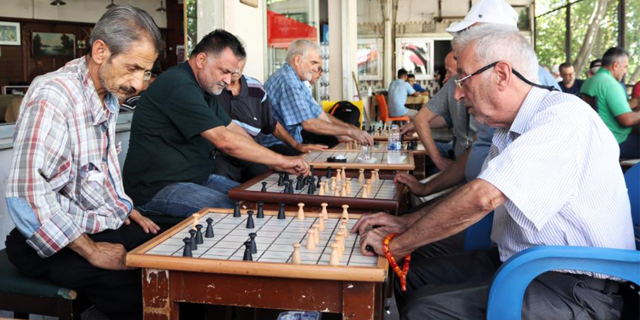 Bu kıraathanede çeneler değil beyinler çalışıyor