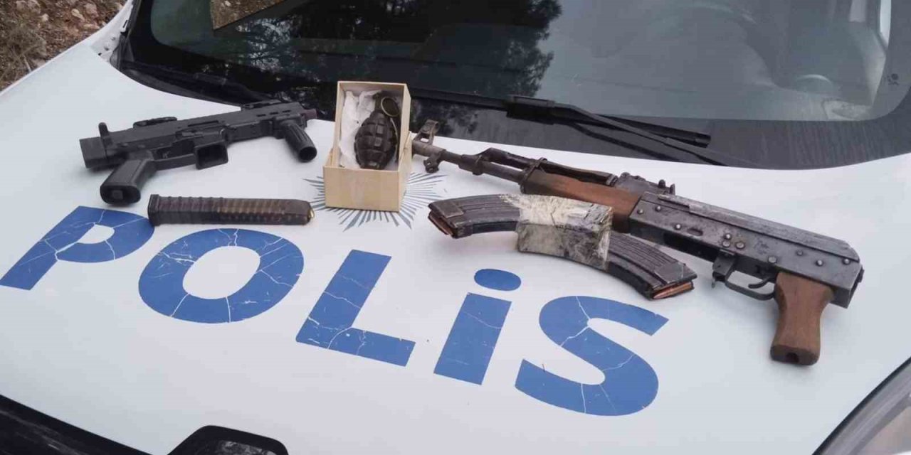 El bombası ve uzun namlulu silahları gömerken yakalandılar